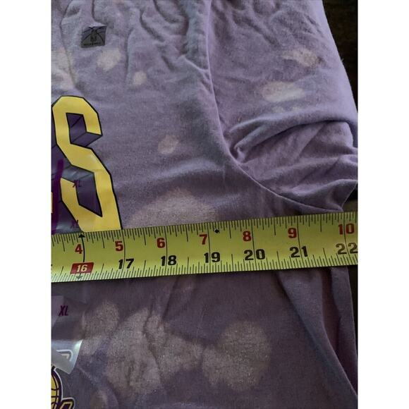 LA Lakers Womens Size XL And XXL Purple '17X CHAMPIONS' Bleached Cropped Tee NWT - Picture 10 of 11